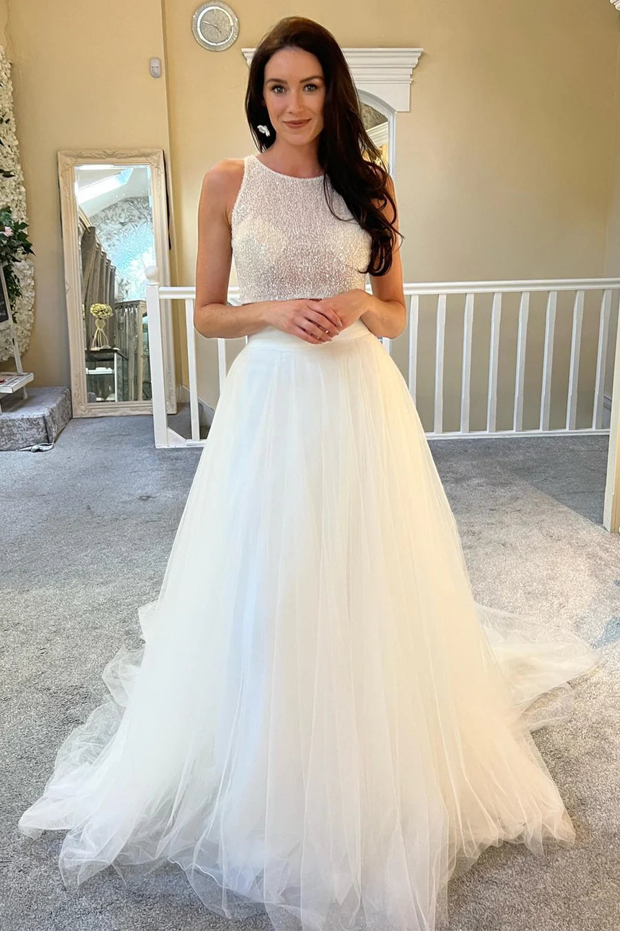 Robe de mariée longue trapèze deux pièces ornée de perles et de tulle